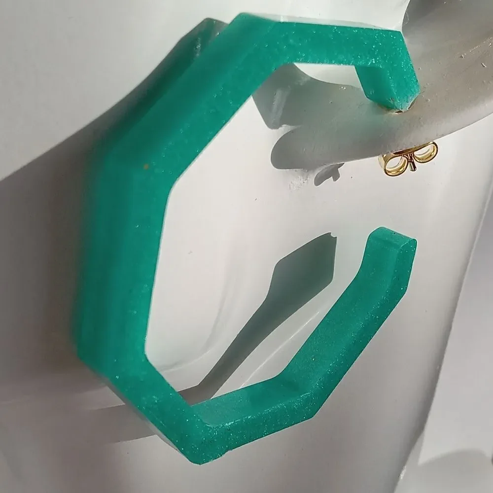Aqua geometric resin hoop earrings - Picture 2 of 3
